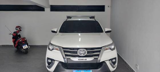 TOYOTA HILUX SW4 2.8 SRX 4X4 7 LUGARES 16V TURBO INTERCOOLER DIESEL 4P AUTOMÁTICO